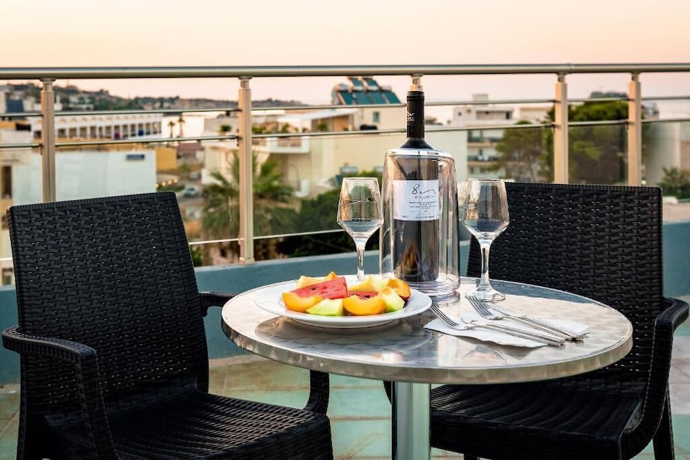 Pollis Hotel — Restaurant & bars in Hersonissos