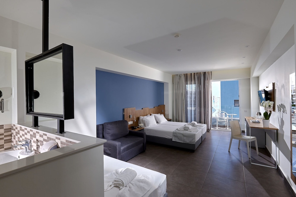 Pollis Hotel — Hotel rooms in Hersonissos
