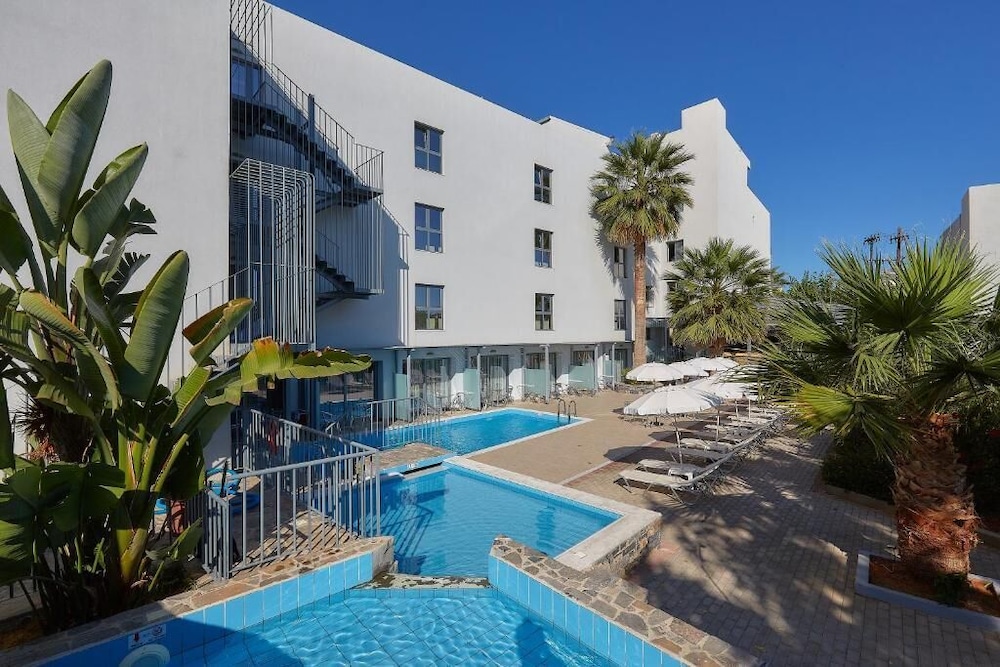 Pollis Hotel — Swimming pool in Hersonissos