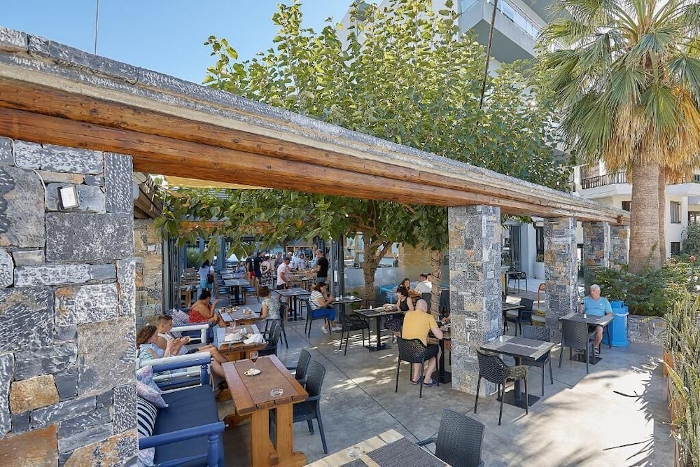 Pollis Hotel — Restaurant & bars in Hersonissos