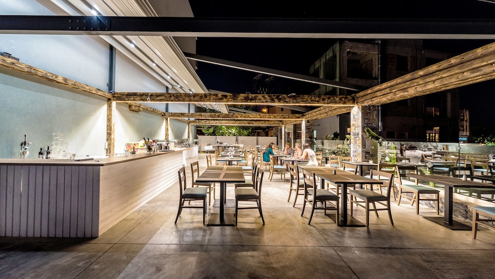 Pollis Hotel — Restaurant & bars in Hersonissos