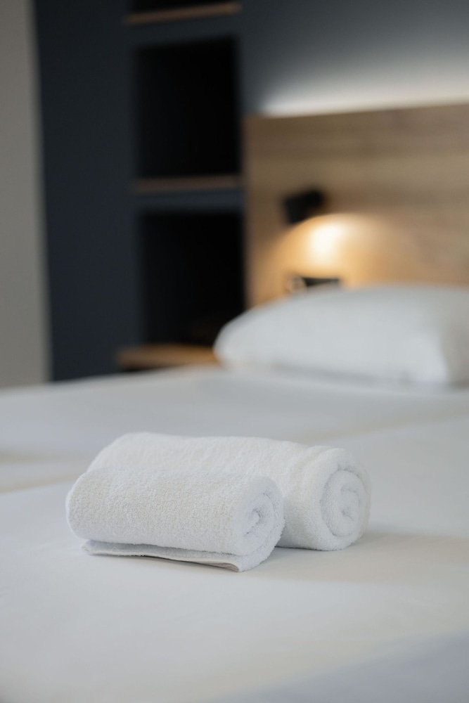 Pollis Hotel — Hotel rooms in Hersonissos