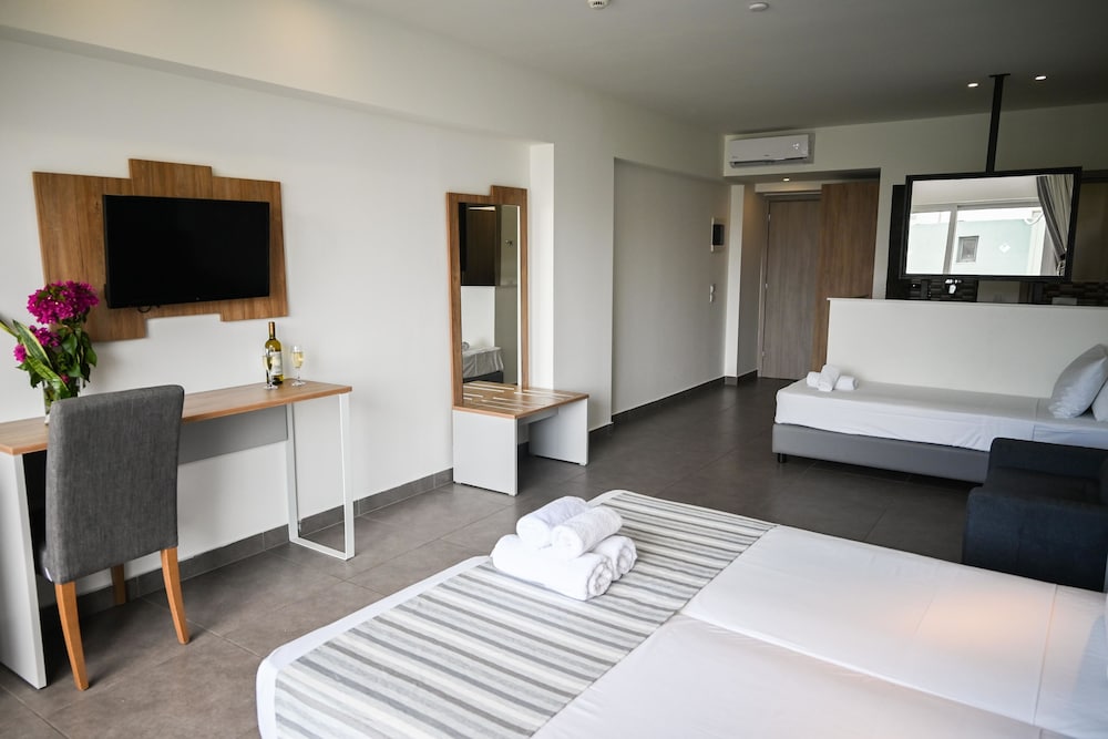 Pollis Hotel — Hotel rooms in Hersonissos