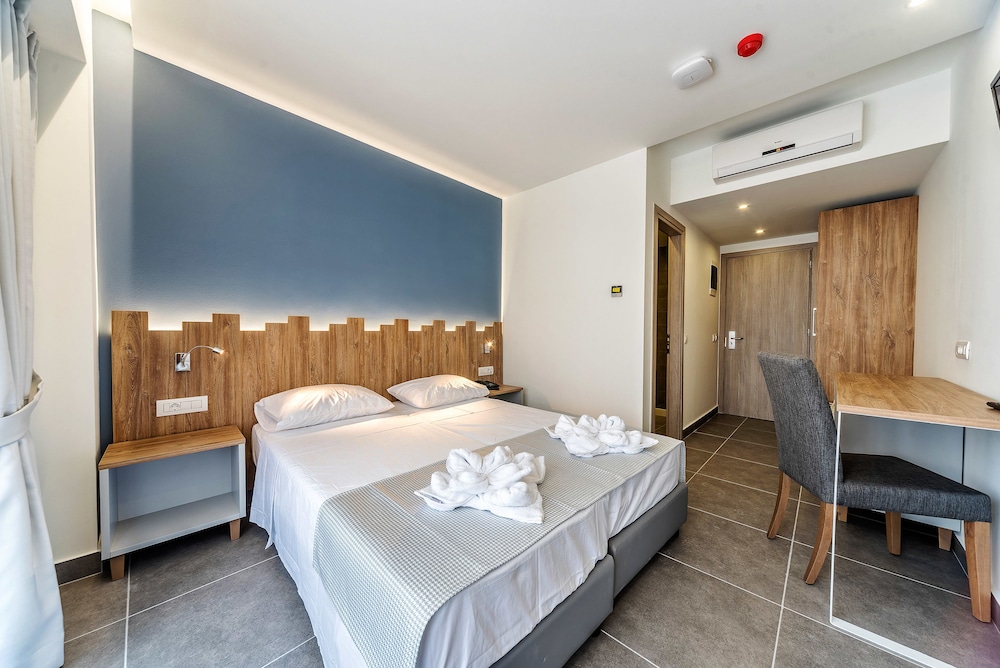 Pollis Hotel — Hotel rooms in Hersonissos