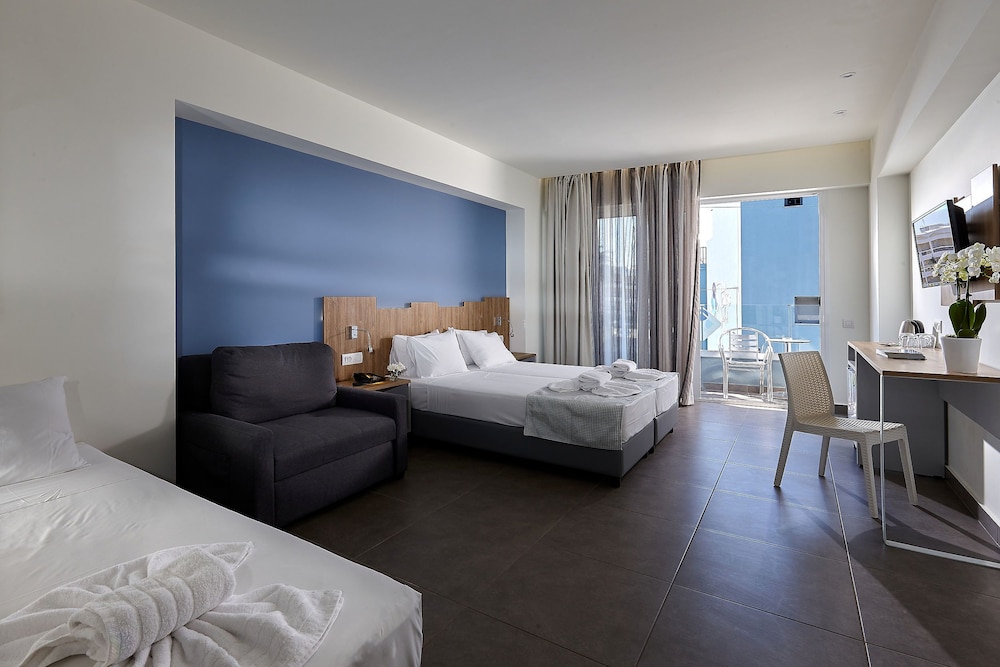 Pollis Hotel — Hotel rooms in Hersonissos
