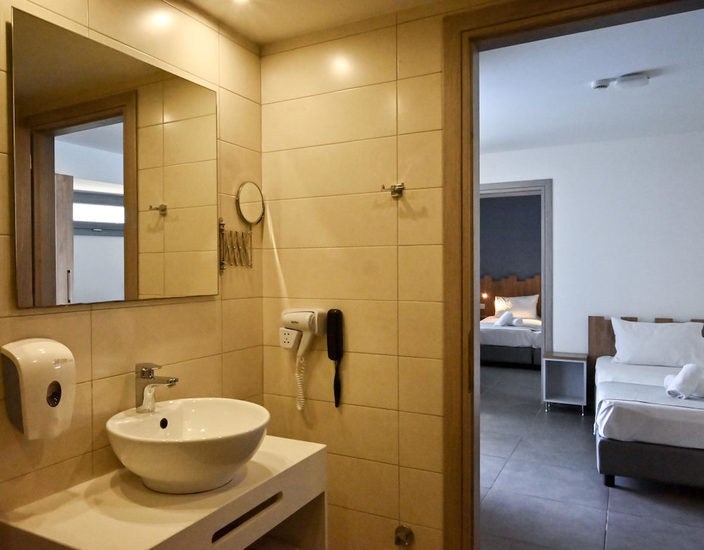 Pollis Hotel — Hotel rooms in Hersonissos
