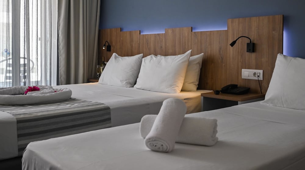 Pollis Hotel — Hotel rooms in Hersonissos