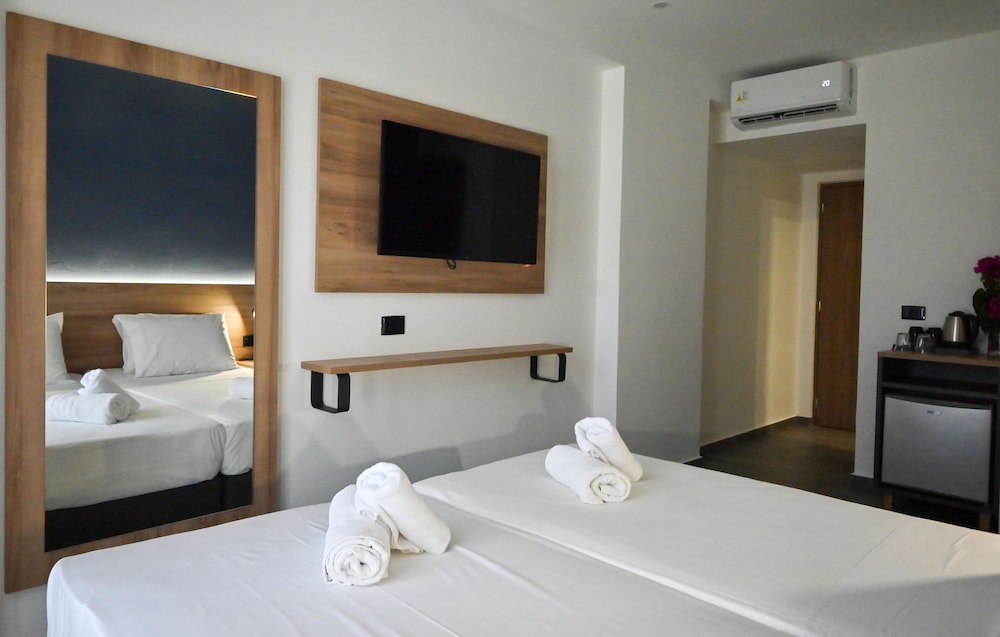 Pollis Hotel — Hotel rooms in Hersonissos