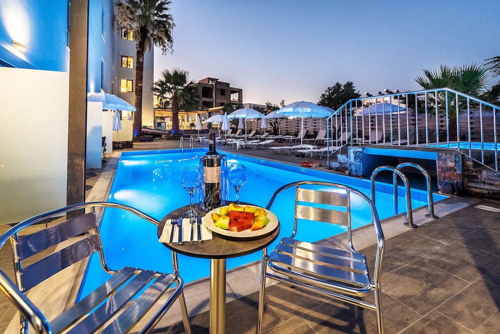 Pollis Hotel — Swimming pool in Hersonissos