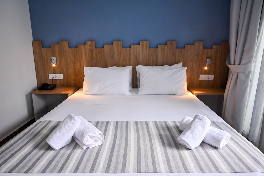 Pollis Hotel — Hotel rooms in Hersonissos