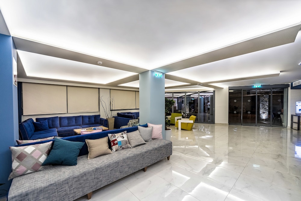 Pollis Hotel — Hotel building in Hersonissos