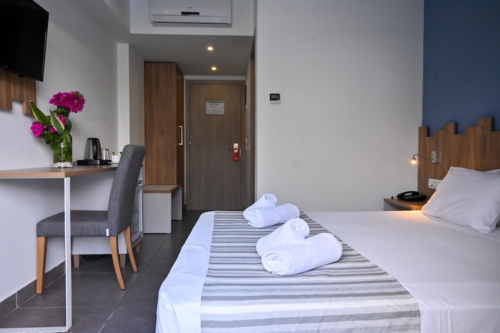 Pollis Hotel — Hotel rooms in Hersonissos