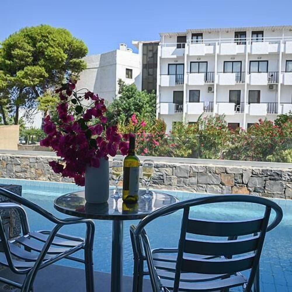 Pollis Hotel — Swimming pool in Hersonissos