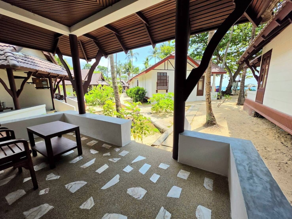 First Bungalow Beach Resort — Hotel building in Bo Phut, Surat Thani