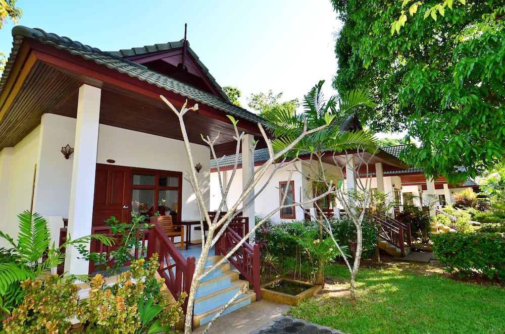 First Bungalow Beach Resort — Hotel building in Bo Phut, Surat Thani