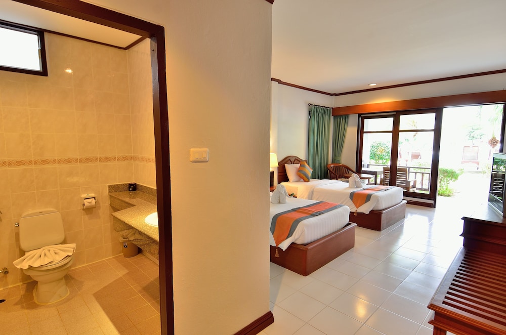 First Bungalow Beach Resort — Hotel rooms in Bo Phut, Surat Thani