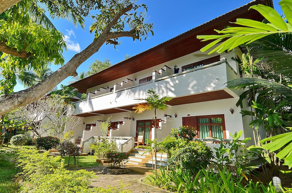 First Bungalow Beach Resort — Hotel building in Bo Phut, Surat Thani