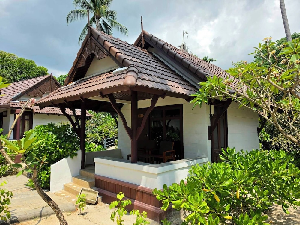 First Bungalow Beach Resort — Hotel building in Bo Phut, Surat Thani
