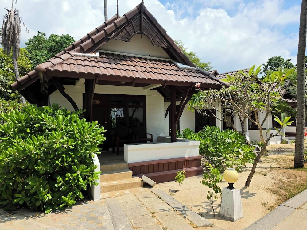 First Bungalow Beach Resort — Hotel building in Bo Phut, Surat Thani