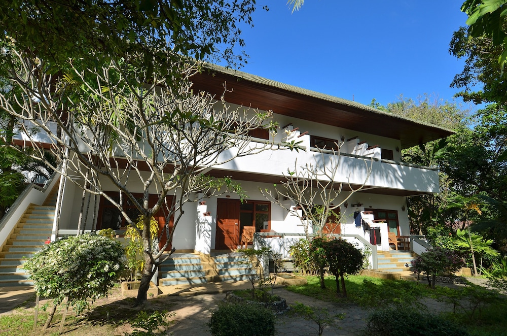 First Bungalow Beach Resort — Hotel building in Bo Phut, Surat Thani