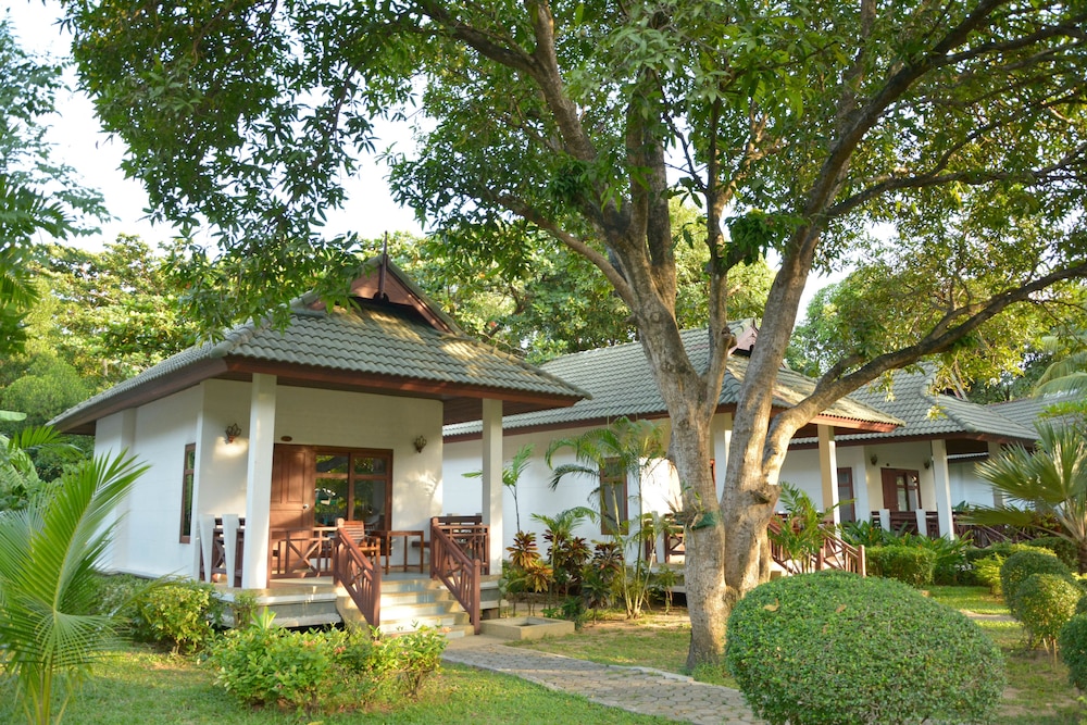 First Bungalow Beach Resort — Hotel building in Bo Phut, Surat Thani