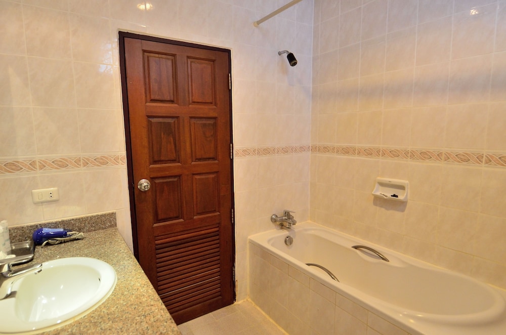 First Bungalow Beach Resort — Hotel rooms in Bo Phut, Surat Thani