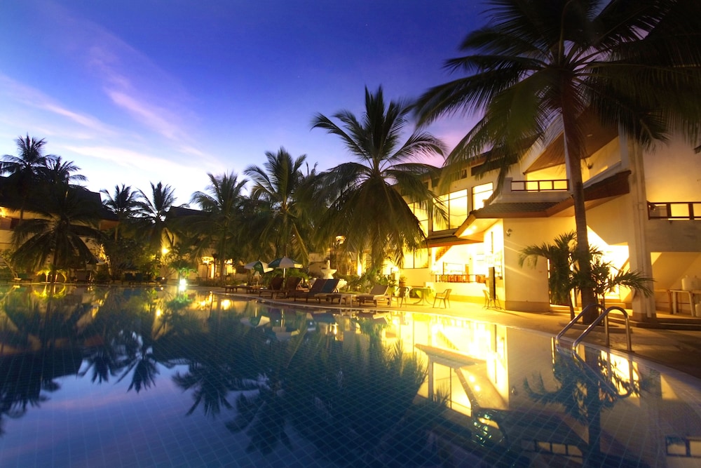 First Bungalow Beach Resort — Swimming pool in Bo Phut, Surat Thani