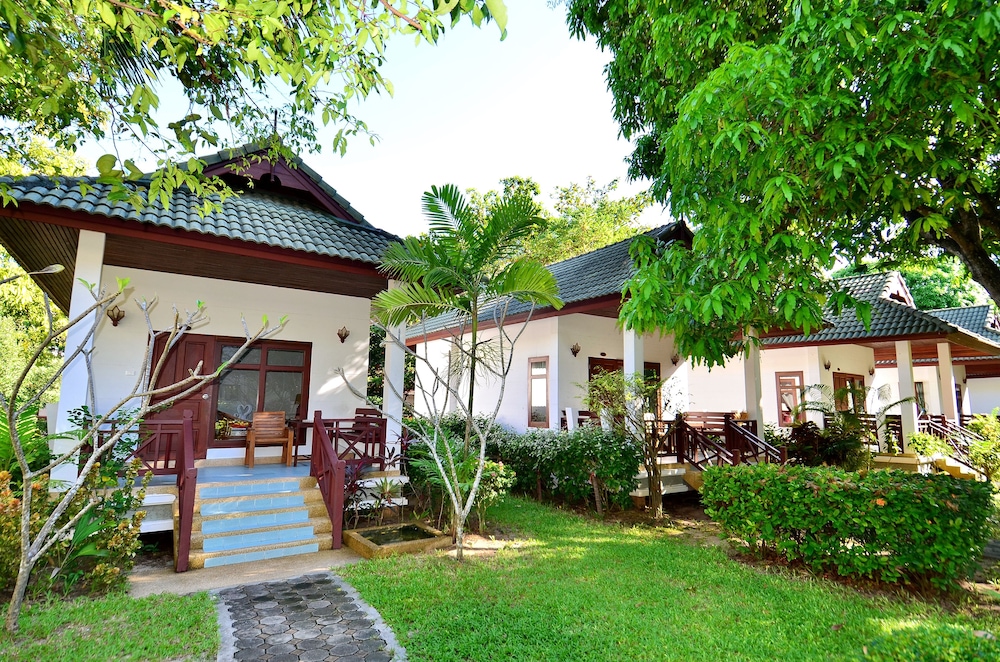 First Bungalow Beach Resort — Hotel building in Bo Phut, Surat Thani