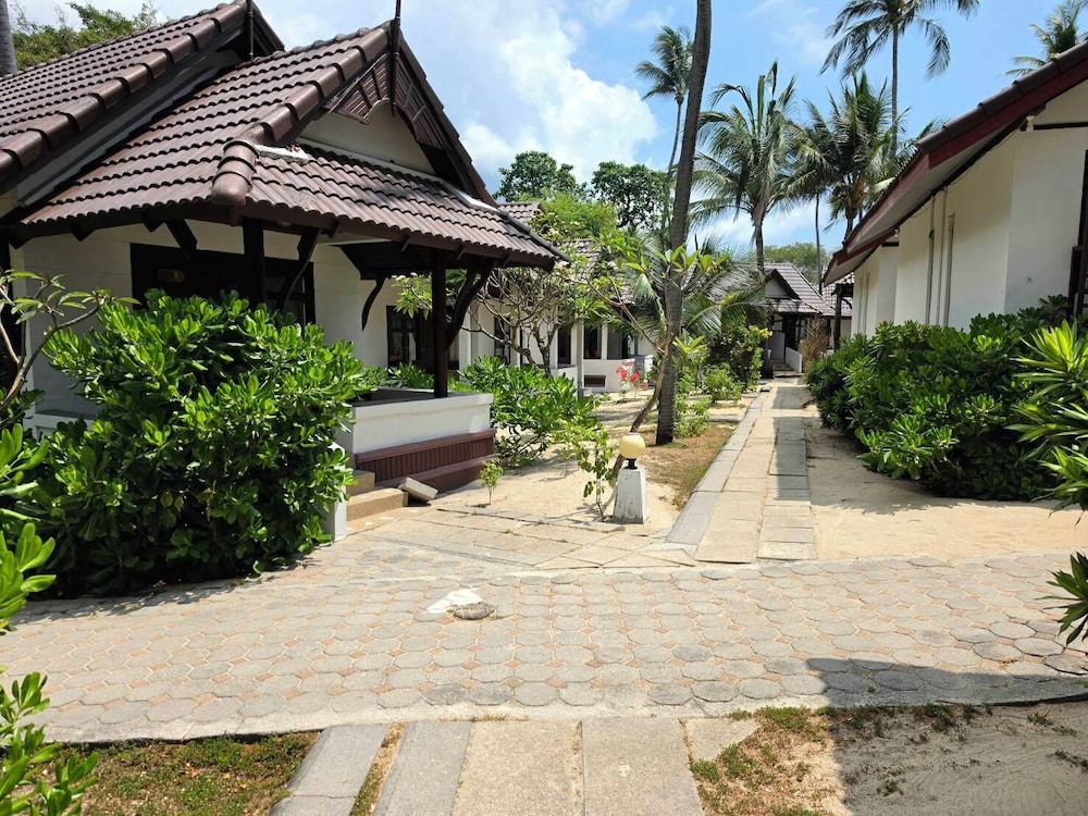 First Bungalow Beach Resort — Hotel building in Bo Phut, Surat Thani