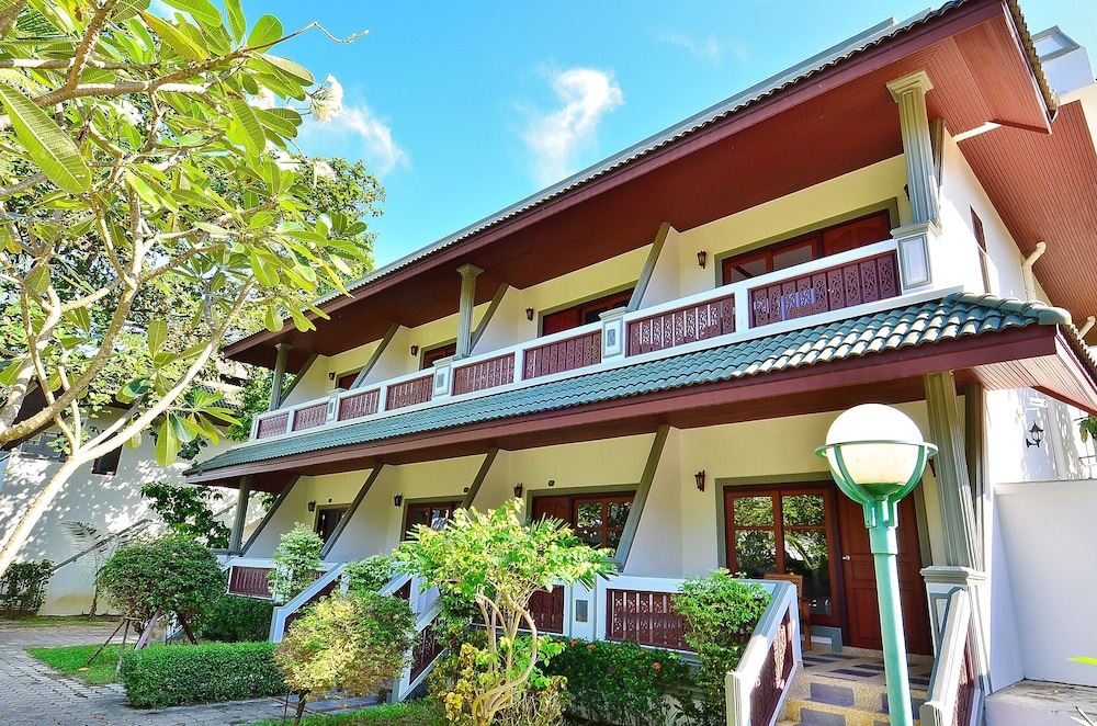 First Bungalow Beach Resort — Hotel building in Bo Phut, Surat Thani