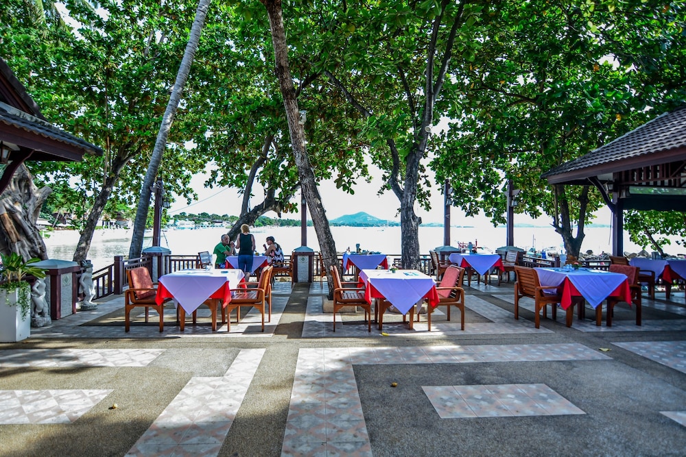 First Bungalow Beach Resort — Restaurant & bars in Bo Phut, Surat Thani