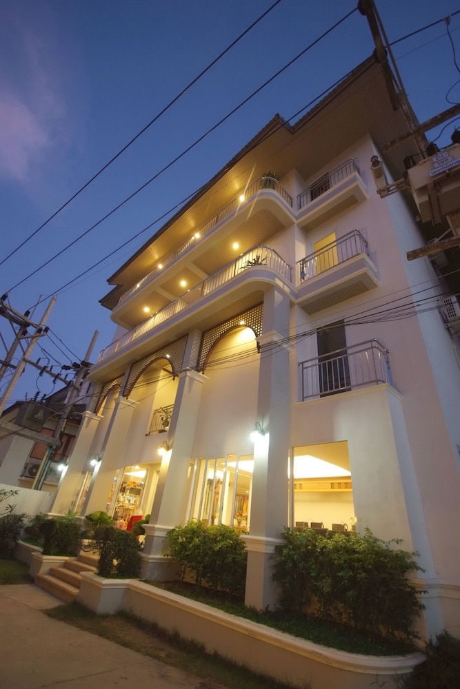 First Bungalow Beach Resort — Hotel building in Bo Phut, Surat Thani