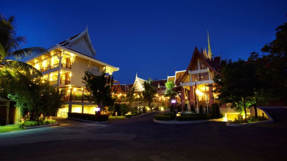 Samui Buri Beach Resort — Hotel building in Mae Nam, Surat Thani