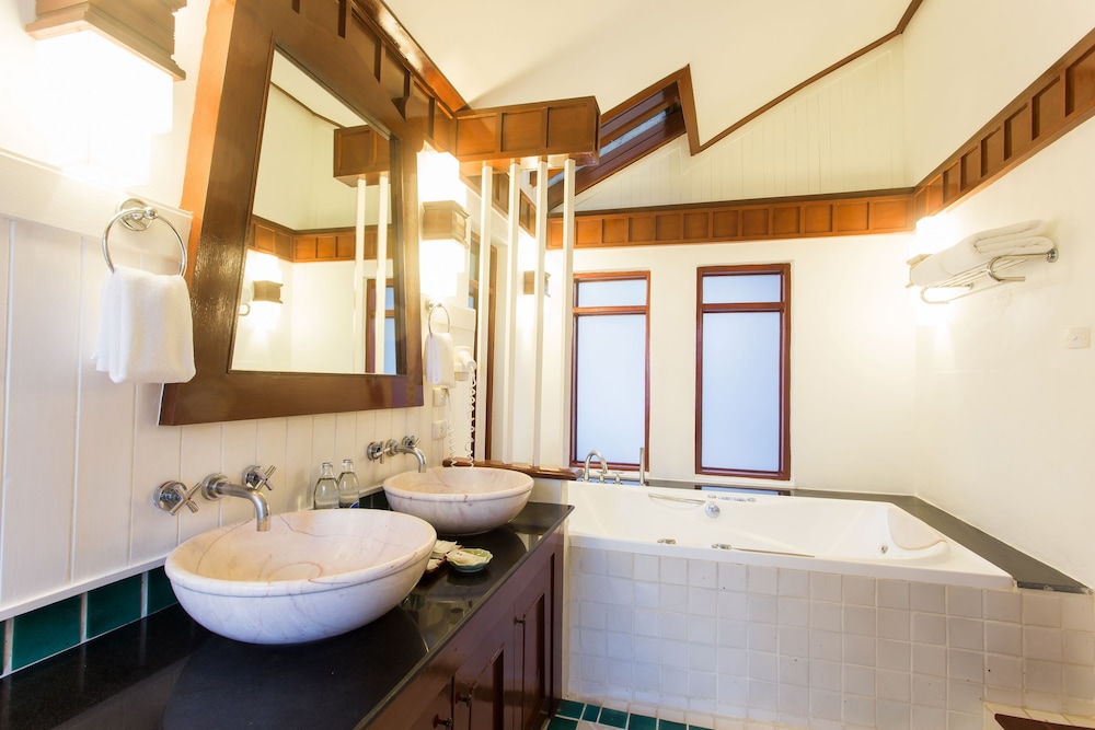 Samui Buri Beach Resort — Hotel rooms in Mae Nam, Surat Thani