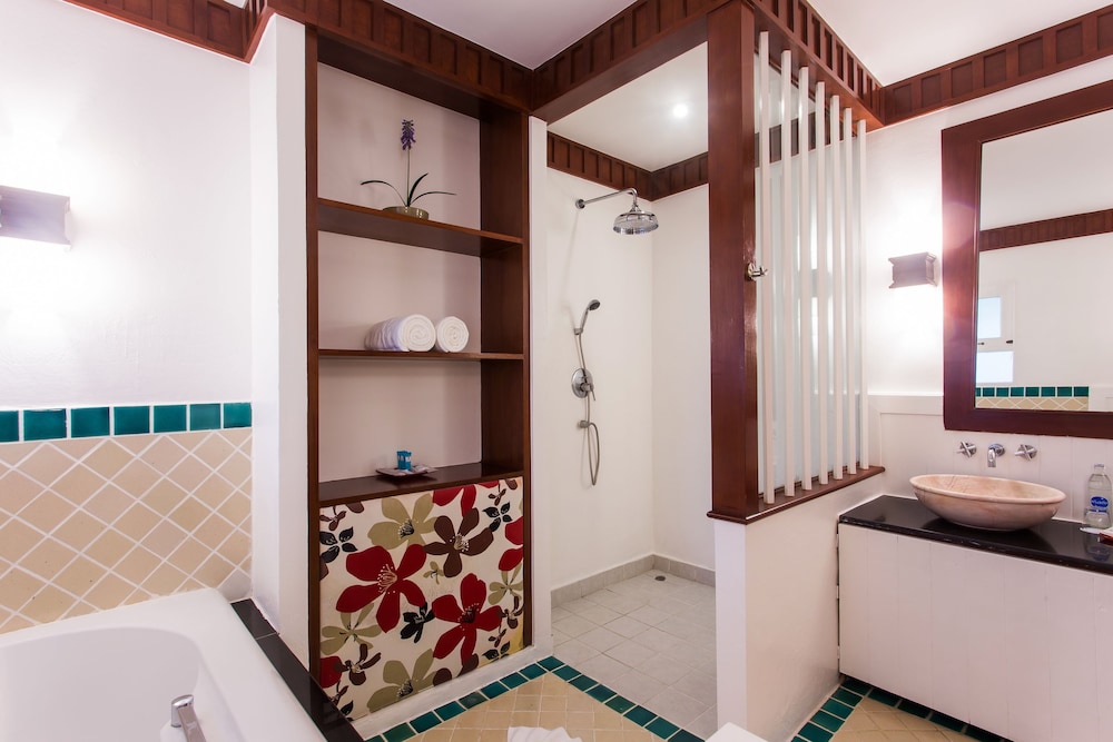 Samui Buri Beach Resort — Hotel rooms in Mae Nam, Surat Thani