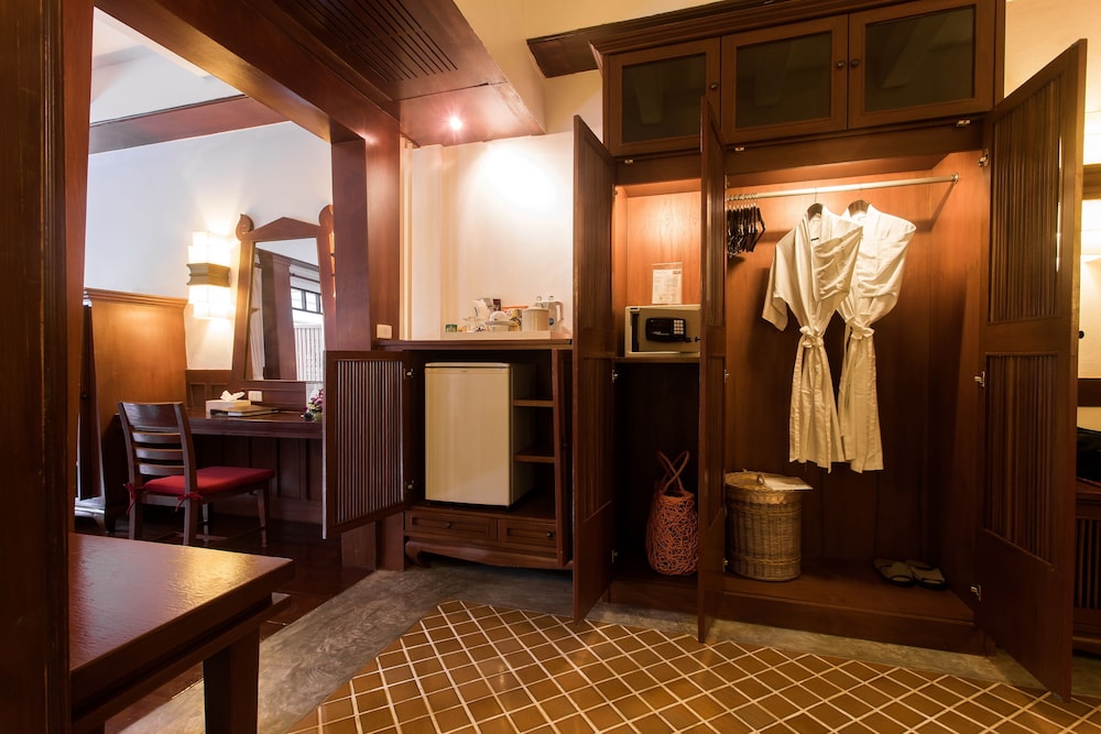 Samui Buri Beach Resort — Hotel rooms in Mae Nam, Surat Thani