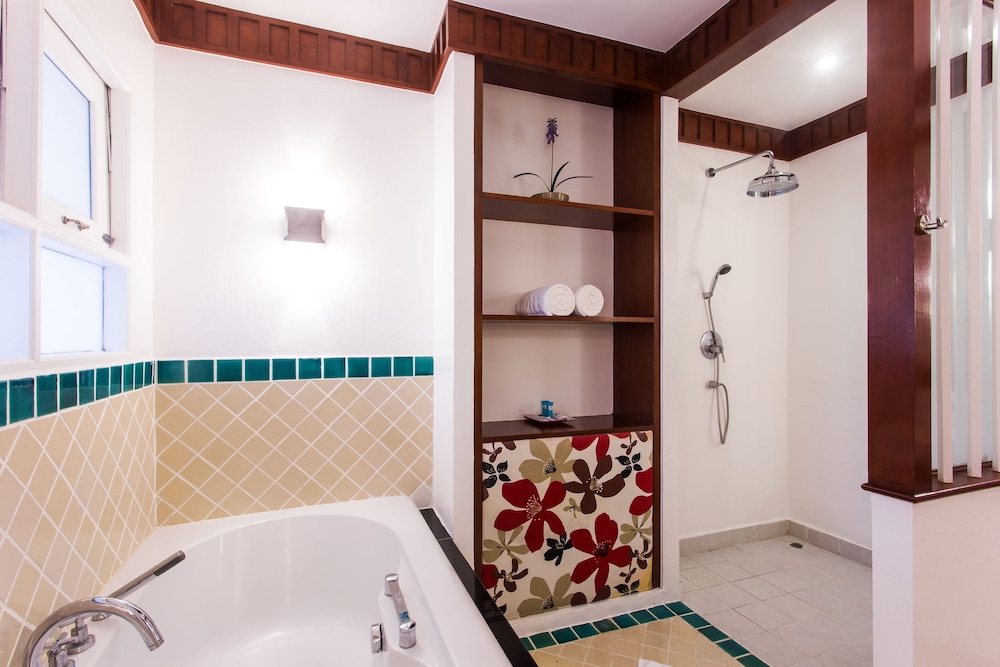 Samui Buri Beach Resort — Hotel rooms in Mae Nam, Surat Thani