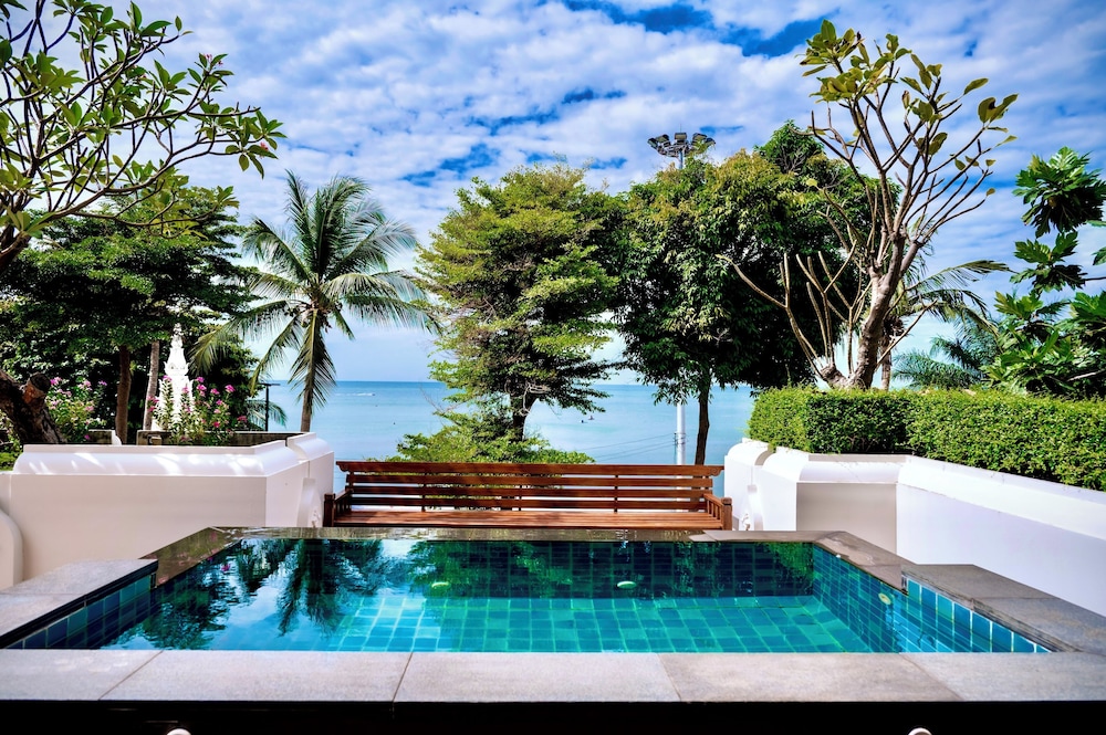 The Heritage Pattaya Beachfront Resort — Swimming pool in Pattaya, Chonburi