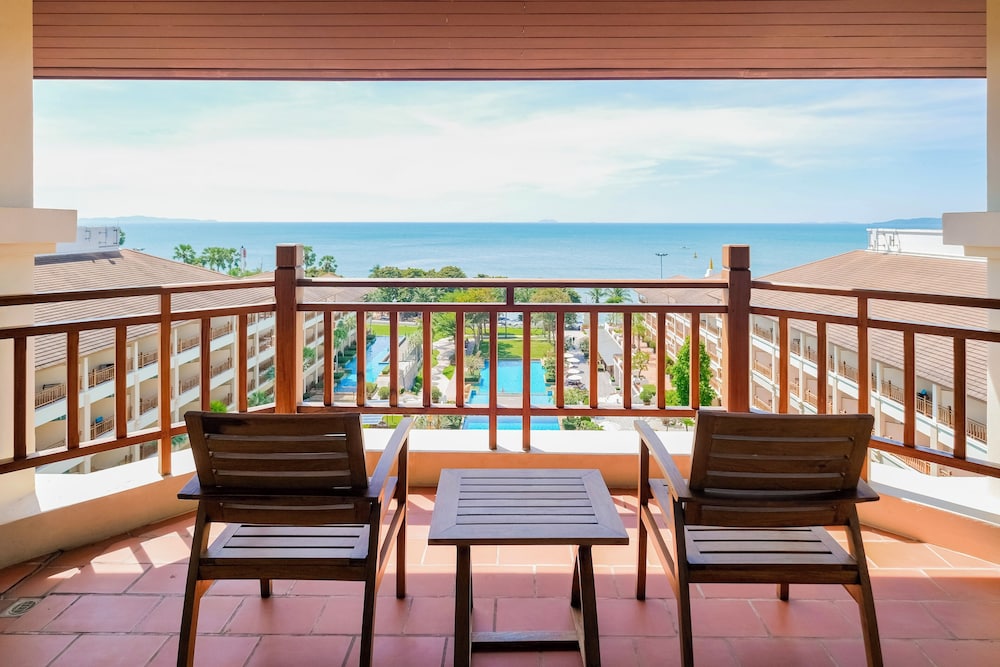 The Heritage Pattaya Beachfront Resort — Hotel rooms in Pattaya, Chonburi
