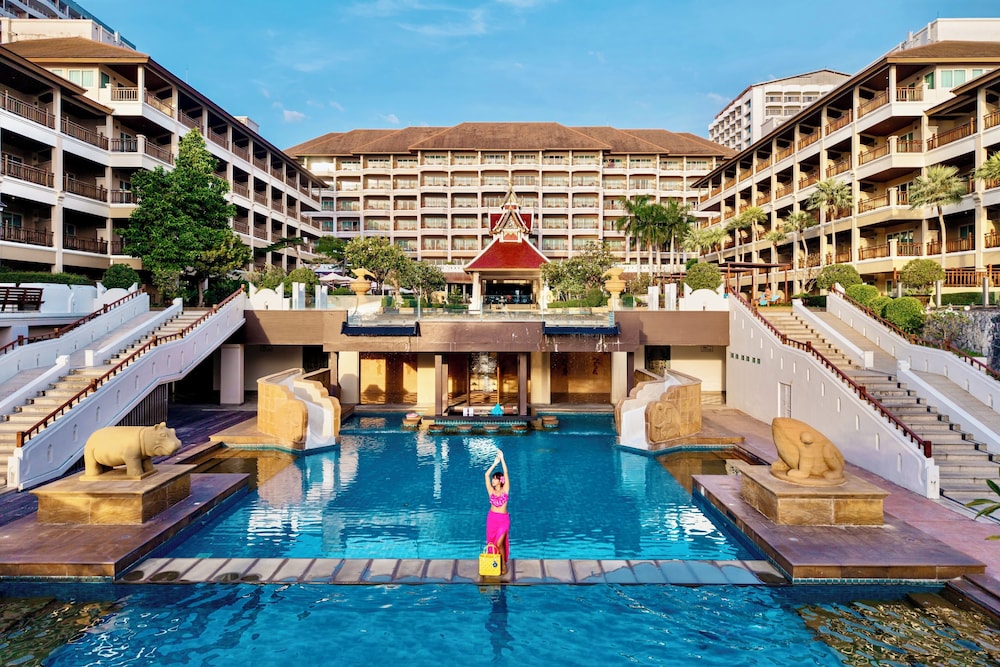 The Heritage Pattaya Beachfront Resort — Swimming pool in Pattaya, Chonburi