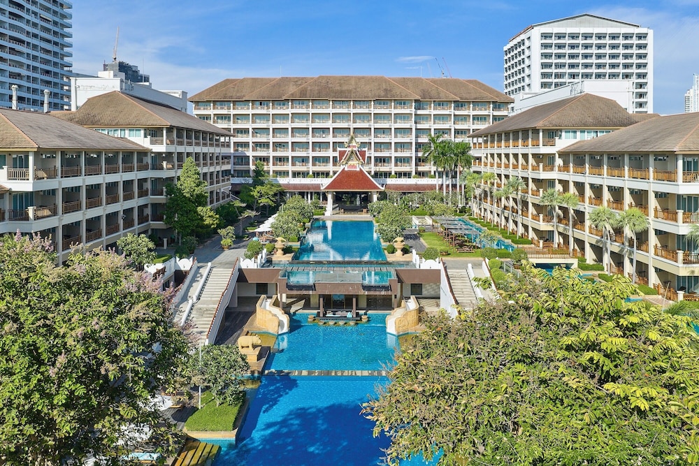The Heritage Pattaya Beachfront Resort — Swimming pool in Pattaya, Chonburi