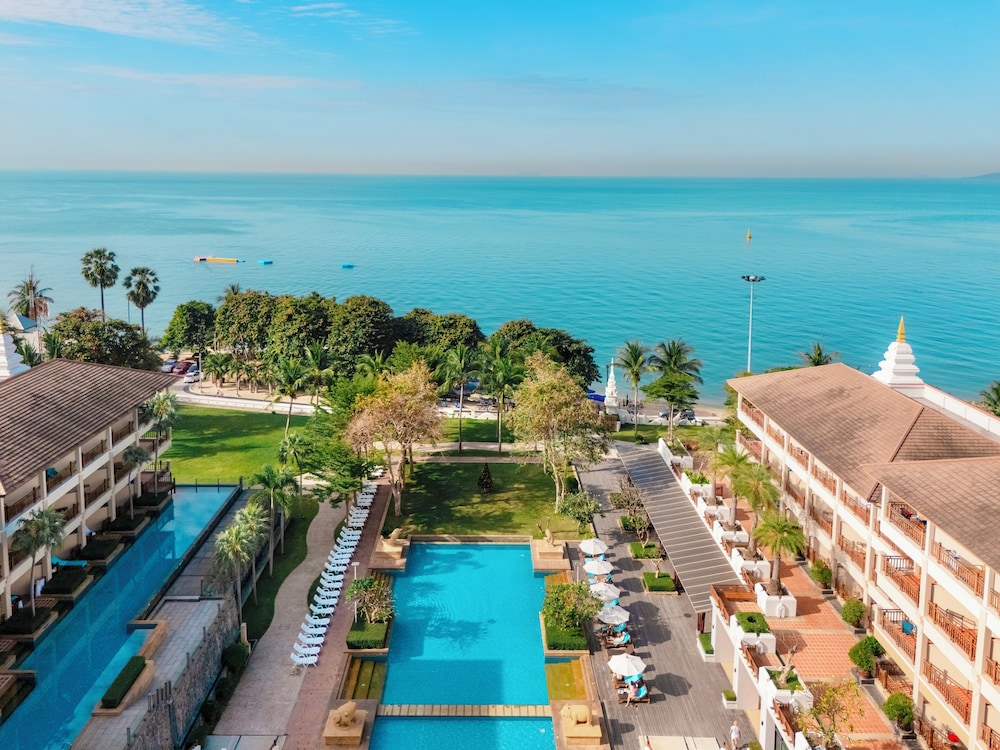 The Heritage Pattaya Beachfront Resort — Swimming pool in Pattaya, Chonburi