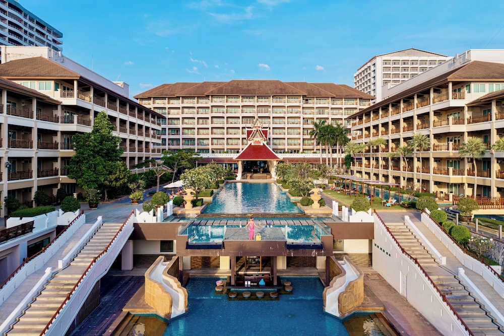 The Heritage Pattaya Beachfront Resort — Swimming pool in Pattaya, Chonburi