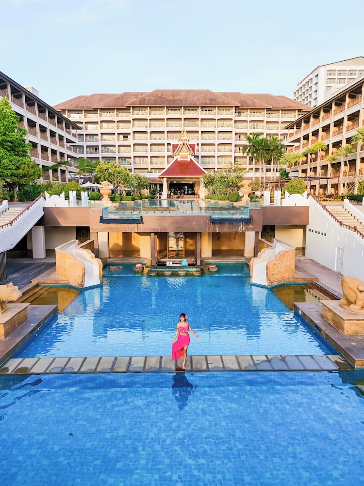 The Heritage Pattaya Beachfront Resort — Swimming pool in Pattaya, Chonburi