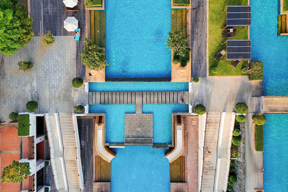 The Heritage Pattaya Beachfront Resort — Swimming pool in Pattaya, Chonburi