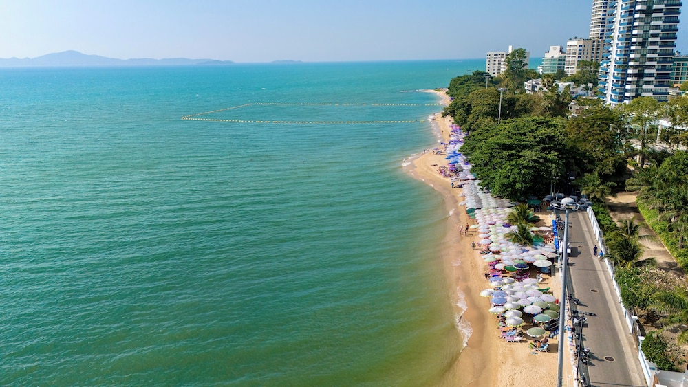 The Heritage Pattaya Beachfront Resort — Beach in Pattaya, Chonburi