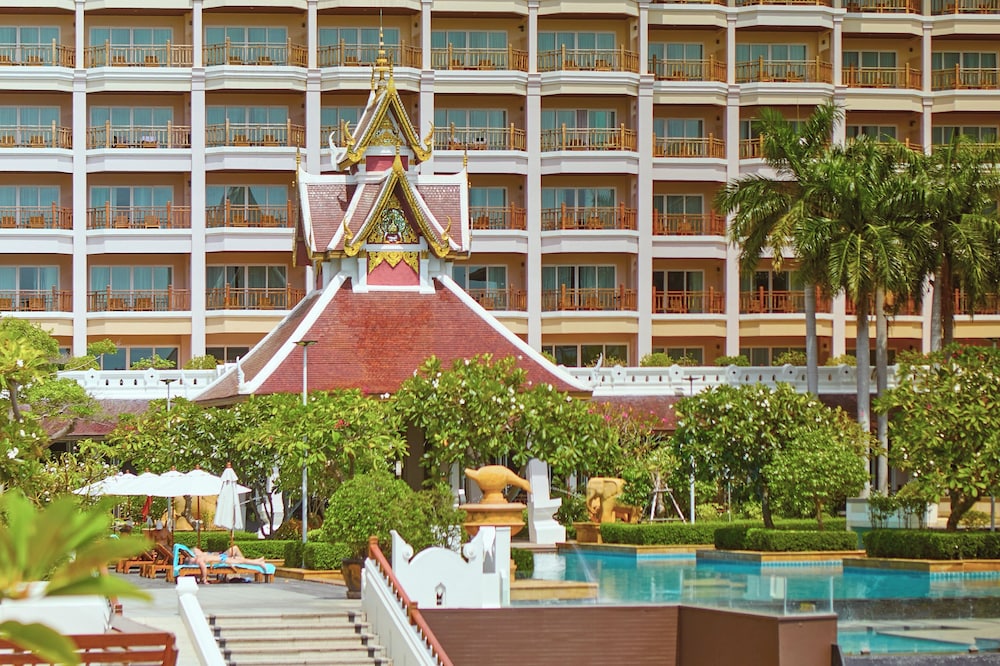 The Heritage Pattaya Beachfront Resort — Hotel building in Pattaya, Chonburi