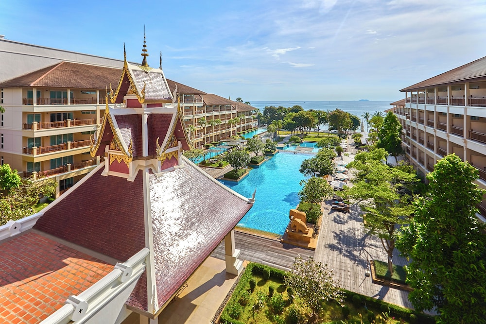 The Heritage Pattaya Beachfront Resort — Swimming pool in Pattaya, Chonburi