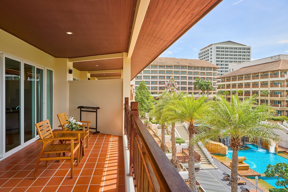 The Heritage Pattaya Beachfront Resort — Hotel building in Pattaya, Chonburi
