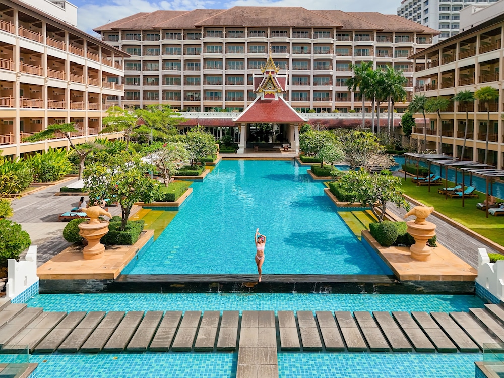 The Heritage Pattaya Beachfront Resort — Swimming pool in Pattaya, Chonburi